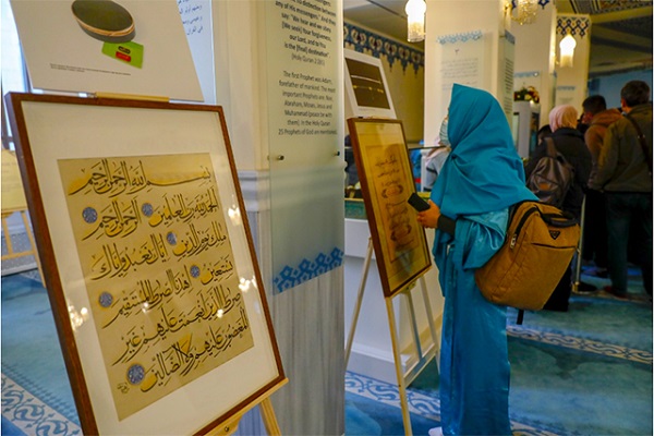 نمایش آثار خوشنویسی قرآنی هنرمندان ایران در مسجد جامع مسکو/آماده نمایش آثار خوشنویسی قرآنی هنرمندان ایران در مسجد جامع مسکو/آماده