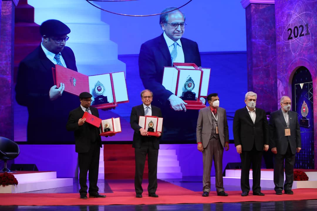 تجلیل از برترین دانشمندان جهان اسلام/ کامران وفا جایزه خود را برای توسعه علم در ایران هدیه کرد تجلیل از برترین دانشمندان جهان اسلام/ کامران وفا جایزه خود را برای توسعه علم در ایران هدیه کرد