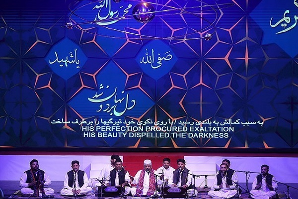 فیلم| قوالی هنرمندان هندی در مدح پیامبر رحمت(ص) فیلم| قوالی هنرمندان هندی در مدح پیامبر رحمت(ص)