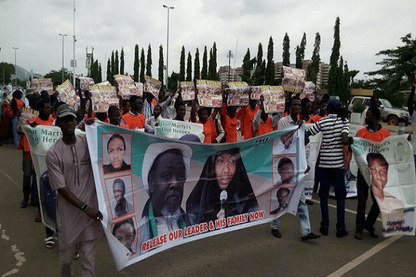 راهپیمایی شیعیان نیجریه در دفاع از شیخ زکزاکی راهپیمایی شیعیان نیجریه در دفاع از شیخ زکزاکی