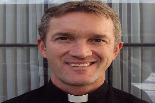 تیم مک کاولی (Tim McCauley) کشیش کانادایی