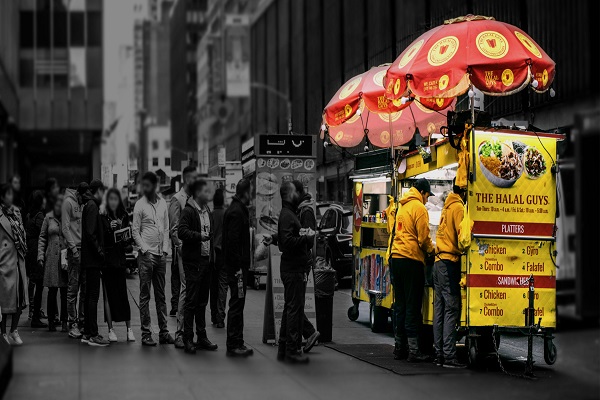 حکایت چرخ&zwnj;دستی هات&zwnj;داگی که معروف&zwnj;ترین غذای زنجیره&zwnj;ای حلال در جهان شد