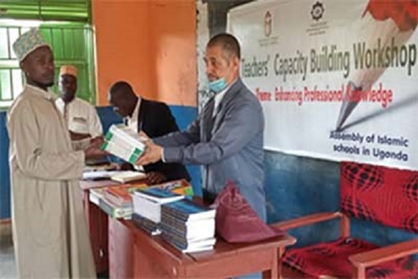 اهدای قرآن و کتب دینی به مدرسه اسلامی اوگاندا