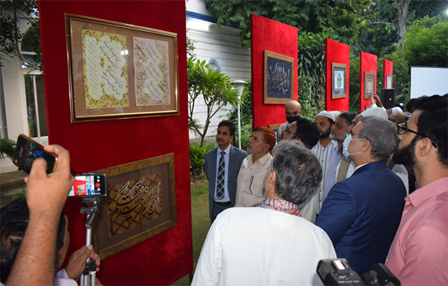 اجرای زنده کتابت قرآن در جشنواره «رحمة للعالمین» هند اجرای زنده کتابت قرآن در جشنواره «رحمة للعالمین» هند