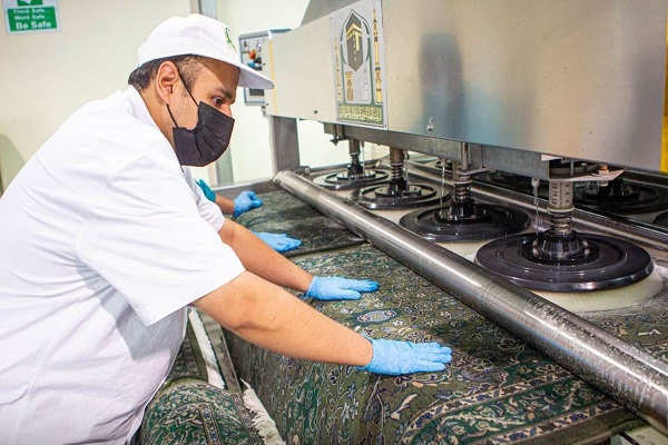 شستوشوی فرشهای مسجدالحرام شستوشوی فرشهای مسجدالحرام