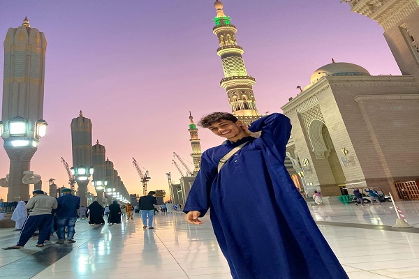 حس خوب قرآن&zwnj;خوانی خواننده انگلیسی در مسجد پیامبر(ص) + فیلم