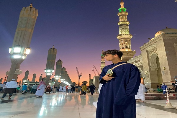 حس خوب قرآن&zwnj;خوانی خواننده انگلیسی در مسجد پیامبر(ص) + فیلم