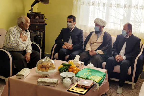 دیدار رئیس اداره تبلیغات اسلامی رباط کریم با خانواده شهید ترکاشوند دیدار رئیس اداره تبلیغات اسلامی رباط کریم با خانواده شهید ترکاشوند