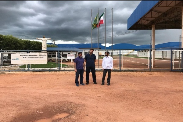 نصب پرچم مقدس ایران در برزیل با توسل به شهدا نصب پرچم مقدس ایران در برزیل با توسل به شهدا