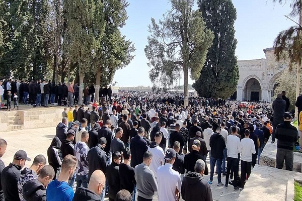 شهادت جوان فلسطینی به ضرب گلوله صهیونیست&zwnj;ها / مشارکت 35 هزار نفر در نماز جمعه الاقصی