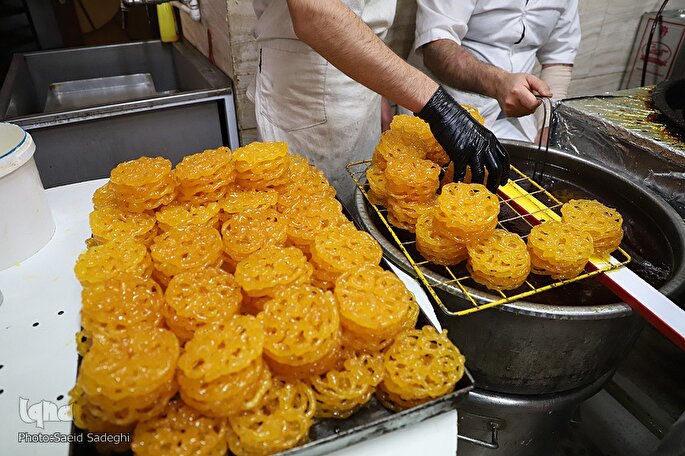 پخت نان و شیرینی مخصوص افطار در تبریز‎‎