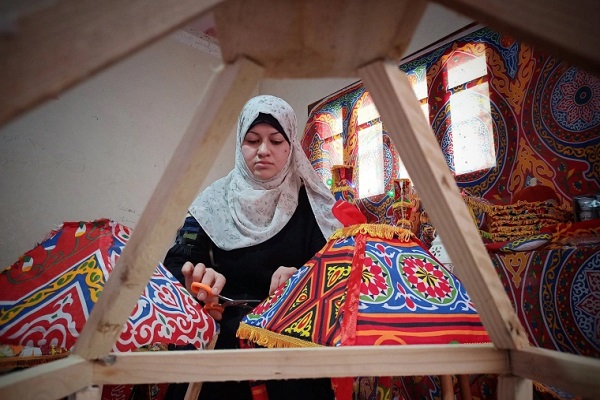 ساخت فانوسهای زینتی برای استقبال از ماه رمضان در غزه ساخت فانوسهای زینتی برای استقبال از ماه رمضان در غزه