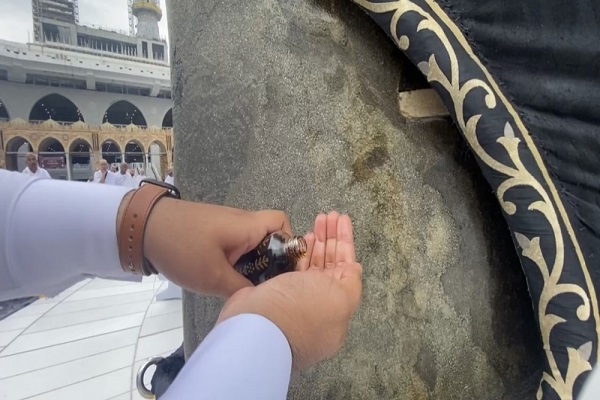 عطرآگین ساختن کعبه و مسجدالحرام