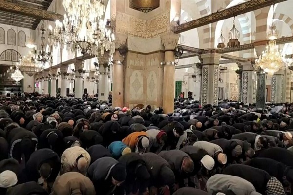 مسجدالاقصی از حضور هزاران نفر در نماز صبح جمعه تا نمازخواندن وزیر انگلیسی مسجدالاقصی از حضور هزاران نفر در نماز صبح جمعه تا نمازخواندن وزیر انگلیسی