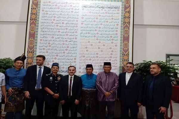 رونمایی از بزرگترین موسوعه نبیالرحمة در جشنواره هنرهای قرآنی مالزی رونمایی از بزرگترین موسوعه نبیالرحمة در جشنواره هنرهای قرآنی مالزی