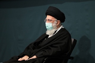 مراسم عزاداری شام شهادت حضرت زهرا(س) با حضور رهبر انقلاب در حال برگزاری است مراسم عزاداری شام شهادت حضرت زهرا(س) با حضور رهبر انقلاب در حال برگزاری است