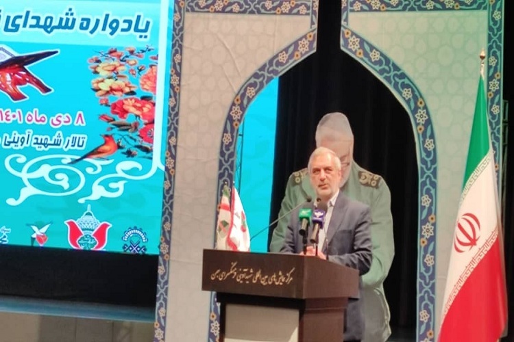 تجلیل از خانواده شهدای قرآنی در یادواره «سوره های سرخ»