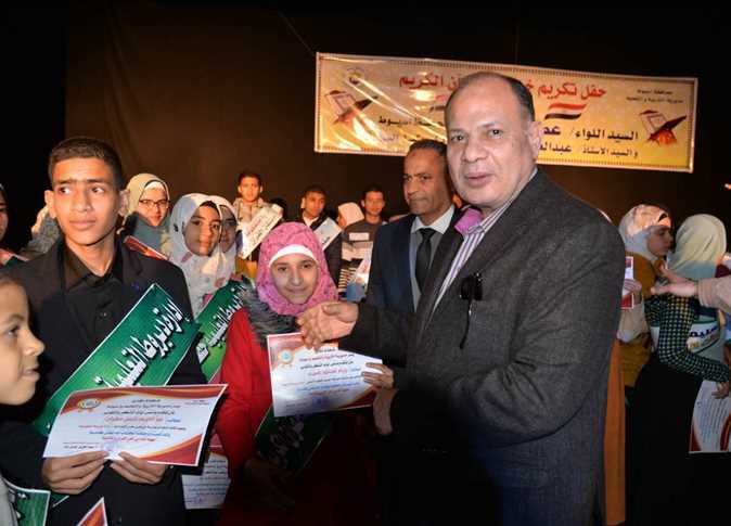 تجلیل استاندار «اسیوط» مصر از 140 دانشآموز برتر قرآنی + عکس تجلیل استاندار «اسیوط» مصر از 140 دانشآموز برتر قرآنی + عکس