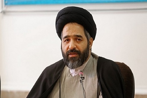 حوزه انقلابی بر کتاب‌های 200 سال قبل توقف نمی‌کند/ مرزبندی حوزه انقلابی با مرتجعین و تجددگرایان