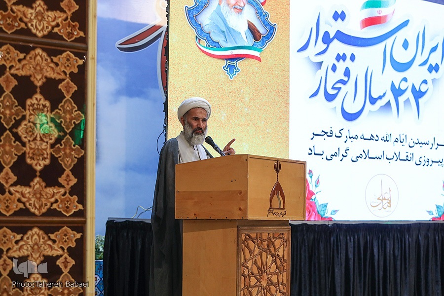 آئین اختتامیه مسابقات امام علی(ع) همراه با جشن انقلاب برگزار شد آئین اختتامیه مسابقات امام علی(ع) همراه با جشن انقلاب برگزار شد