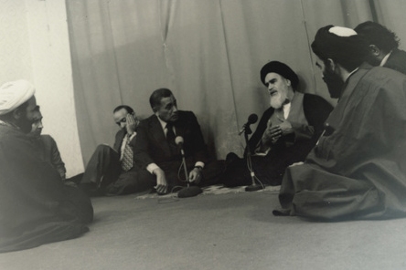 محمد حسنین هیکل در حال مصاحبه با امام خمینی در نوفل لوشاتو محمد حسنین هیکل در حال مصاحبه با امام خمینی در نوفل لوشاتو