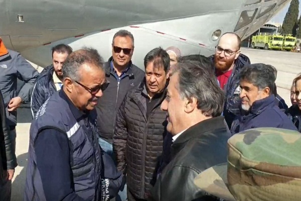 فیلم | ورود رئیس سازمان جهانی بهداشت به فرودگاه حلب با ۳۵ تن کمک