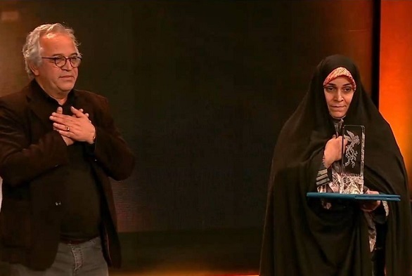 لطیفی جایزه «غریب» را به دختر شهید بروجردی اهدا کرد لطیفی جایزه «غریب» را به دختر شهید بروجردی اهدا کرد