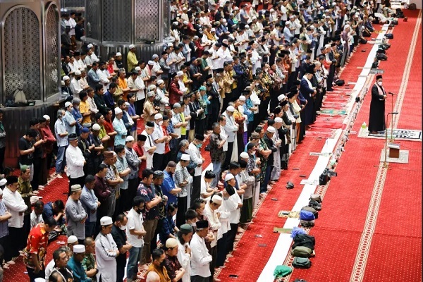 اقامه نماز اروپاییها و جهان برای قربانیان زلزله ترکیه و سوریه/آماده اقامه نماز اروپاییها و جهان برای قربانیان زلزله ترکیه و سوریه/آماده