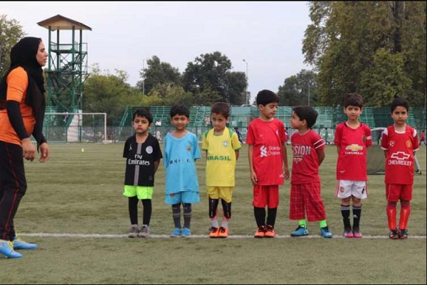 الفت و تمرین فوتبال با بچه ها الفت و تمرین فوتبال با بچه ها