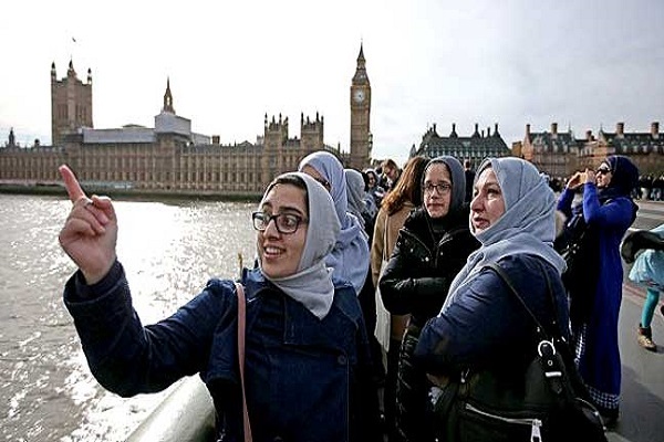 جوانان مسلمان گردشگر جوانان مسلمان گردشگر