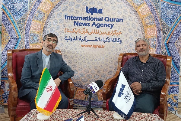 سمت راست، مشاور رئیس بنیاد رستو و سمت چپ کریمی، رایزن فرهنگی ایران در مالزی سمت راست، مشاور رئیس بنیاد رستو و سمت چپ کریمی، رایزن فرهنگی ایران در