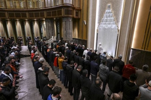 لیلیة الرغائب در مساجد استانبول+ عکس لیلیة الرغائب در مساجد استانبول+ عکس