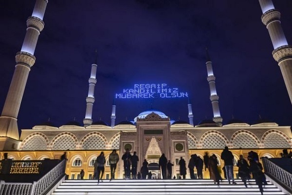 لیلیة الرغائب در مساجد استانبول+ عکس لیلیة الرغائب در مساجد استانبول+ عکس