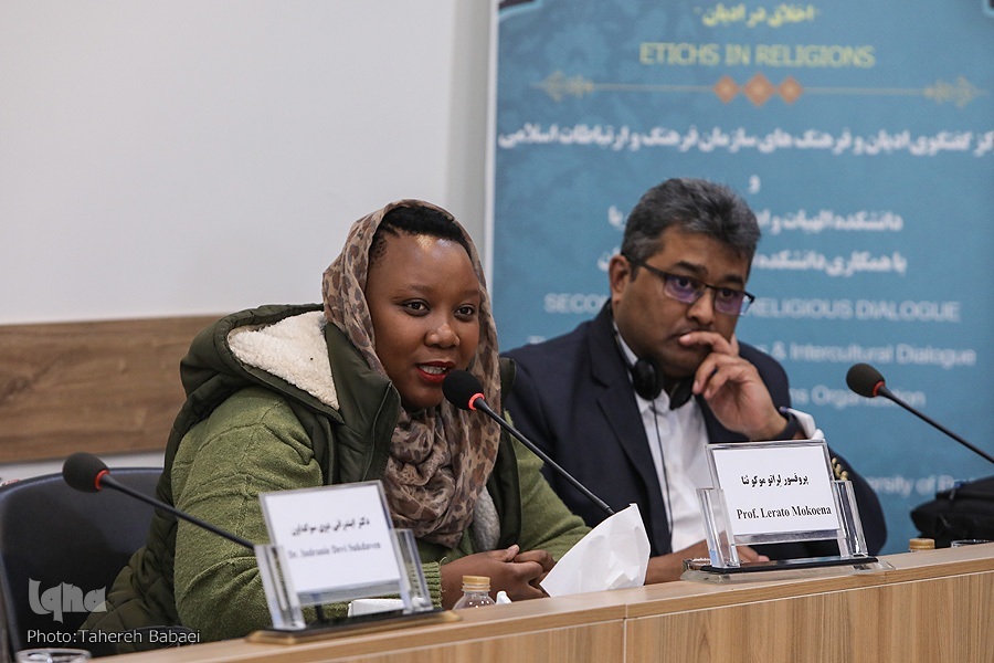 از چپ: دکتر لراتو موکوئنا (Lerato Mokoena) استاد دانشکده الهیات و ادیان دانشگاه پروتوریا