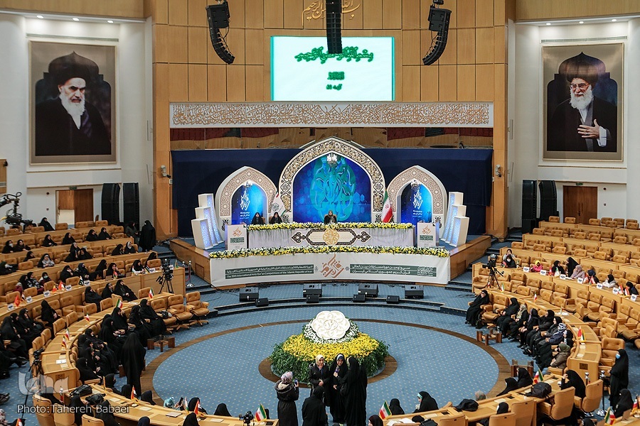 شلوغی سالن و ترددهایی که تمرکز شرکت‌کنندگان را بر هم می‌زند