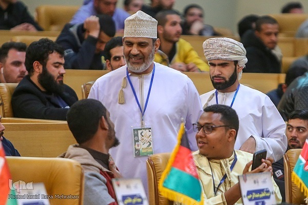 پایین از راست: محمد احمد محیالدین، قاری کنیایی پایین از راست: محمد احمد محیالدین، قاری کنیایی