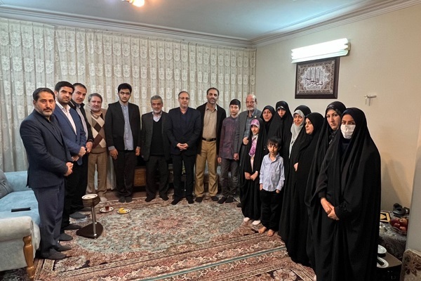 رئیس و جمعی از اعضای جهاد دانشگاهی در منزل شهید تقوی حضور یافتند