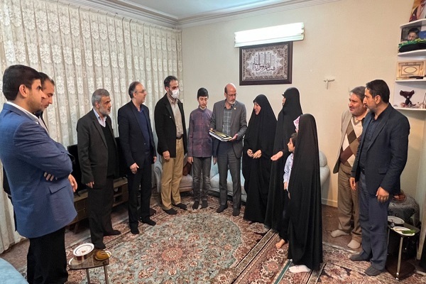 رئیس و جمعی از اعضای جهاد دانشگاهی در منزل شهید تقوی حضور یافتند