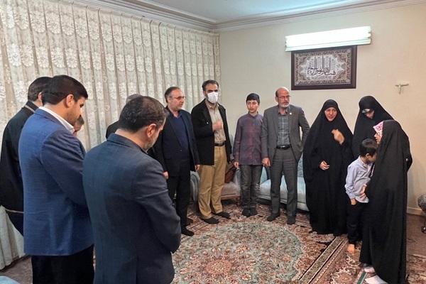 رئیس و جمعی از اعضای جهاد دانشگاهی در منزل شهید تقوی حضور یافتند