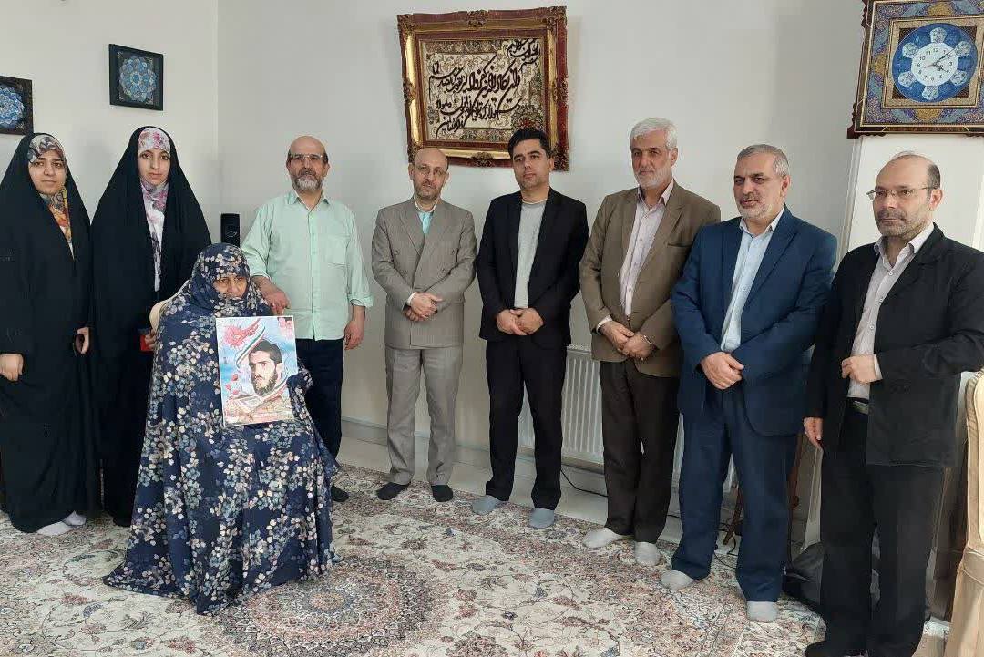 دیدار جمعی از جامعه قرآنی با خانواده شهید داوود عابدی