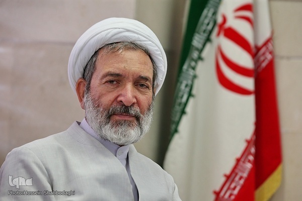 مردم با روحانیون اهل تجمل مشکل دارند