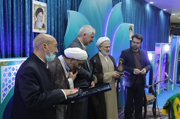 اهدای پرچم‌ حرم‌های امام حسین و حضرت عباس(ع) به دارالقرآن اهل‌بیت(ع) خمینی‌شهر