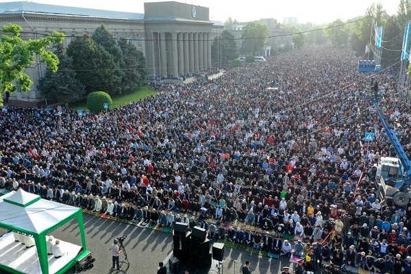 فیلم | نماز عید فطر در میدان قدیمی بیشکک
