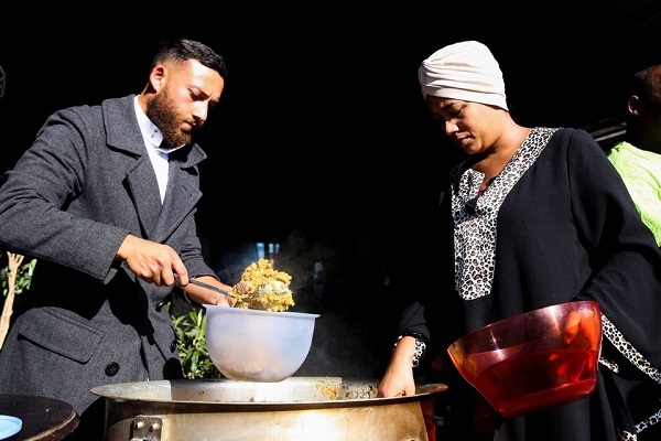 توزیع غذا در بین نیازمندان کیپتاون به مناسبت عید فطر+ تصاویر توزیع غذا در بین نیازمندان کیپتاون به مناسبت عید فطر+ تصاویر