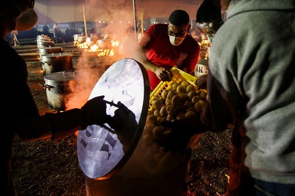 توزیع غذا در بین نیازمندان کیپتاون به مناسبت عید فطر+ تصاویر توزیع غذا در بین نیازمندان کیپتاون به مناسبت عید فطر+ تصاویر