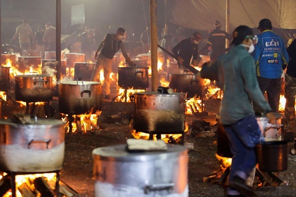 توزیع غذا در بین نیازمندان کیپتاون به مناسبت عید فطر+ تصاویر توزیع غذا در بین نیازمندان کیپتاون به مناسبت عید فطر+ تصاویر