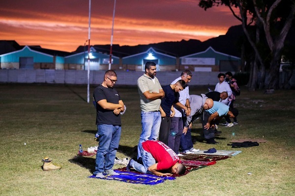 توزیع غذا در بین نیازمندان کیپتاون به مناسبت عید فطر+ تصاویر توزیع غذا در بین نیازمندان کیپتاون به مناسبت عید فطر+ تصاویر