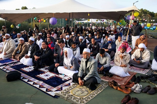 توزیع غذا در بین نیازمندان کیپتاون به مناسبت عید فطر+ تصاویر توزیع غذا در بین نیازمندان کیپتاون به مناسبت عید فطر+ تصاویر