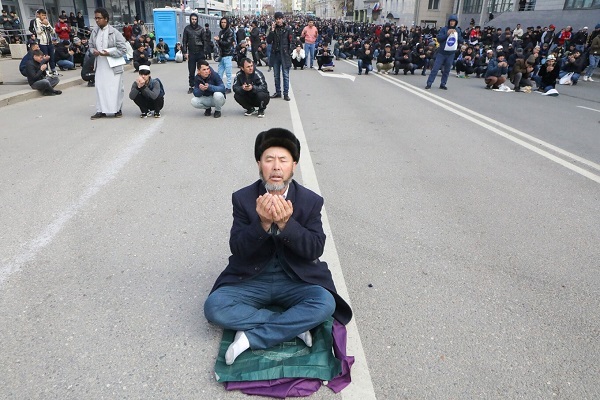 اقامه نماز عید سعید فطر در پایتخت روسیه + عکس اقامه نماز عید سعید فطر در پایتخت روسیه + عکس