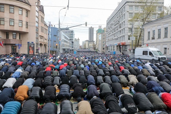 اقامه نماز عید سعید فطر در پایتخت روسیه + عکس اقامه نماز عید سعید فطر در پایتخت روسیه + عکس